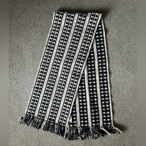 Danica Heirloom Cotton Chevron pattern Black & White Table Runner  - 13"x72" - Picture 1 of 6